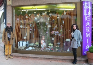 Nieves y Óscar frente a su escaparate