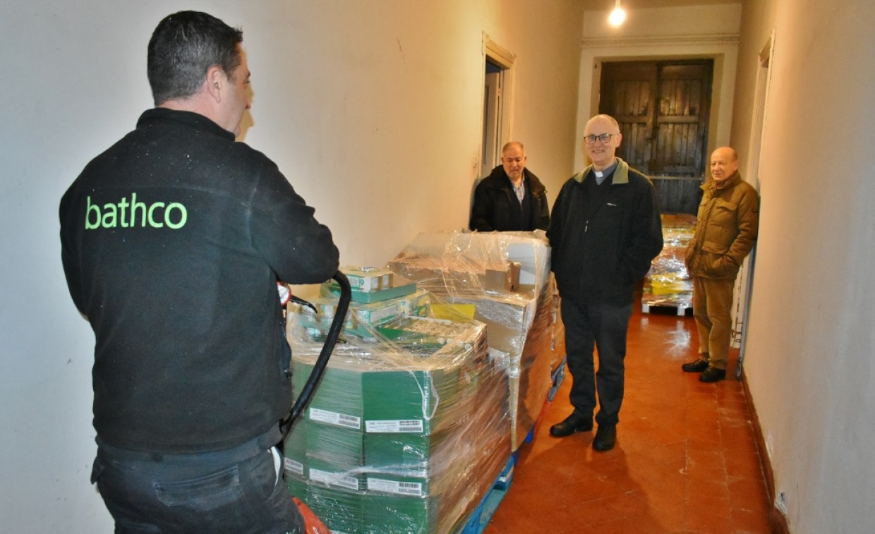 Entrega de Bathco en Cáritas Parroquial