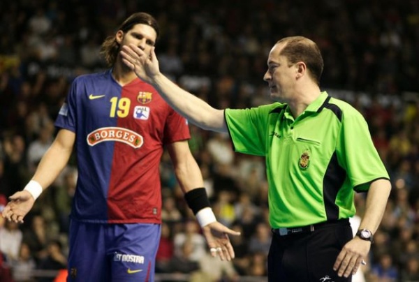 Nacho Monroy arbitrando