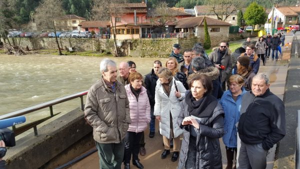 Autoridades en el puente de Somahoz
