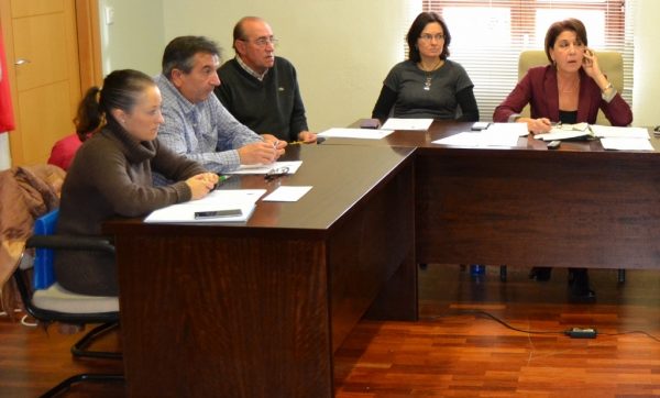 Equipo de gobierno en Molledo, con Verónica Mantecón a la izquierda y Teresa Montero a la derecha