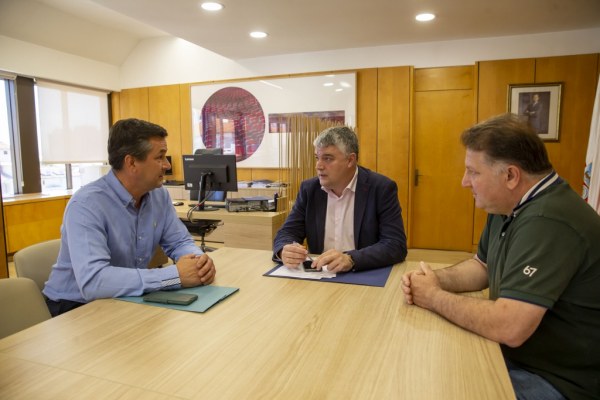 El consejero con el alcalde y primer teniente de alcalde de Cieza