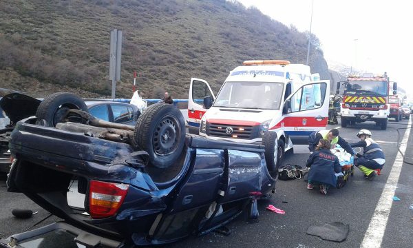 Bomberos y sanitarios atienden a la mujer accidentada.