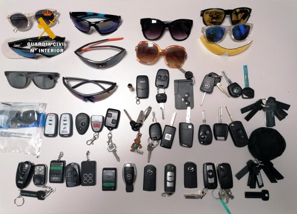 Un vecino de Cartes detenido como presunto autor de robos en el interior de 28 vehículos