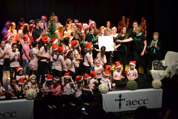 80 bailarines de distintas edades se suben al escenario para recaudar fondos para la AECC de Los Corrales de Buelna