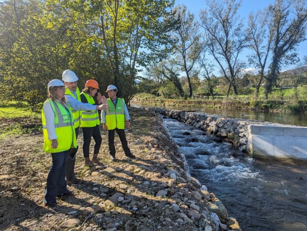 Visita de la delegada y presidenta de la Confederación al río Besaya en Molledo junto al alcalde
