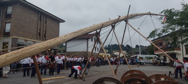 La Maya quedó apenas sujeta por tres tijeras de madera