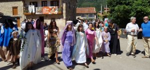 Personas ataviadas para la fiesta de Barriopalacio