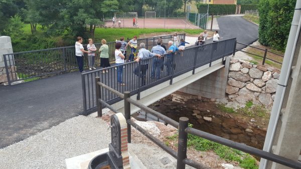 Sustituye a una vieja, estrecha e insegura sobre el río Mortera que no permitía ni siquiera el paso de un vehículo