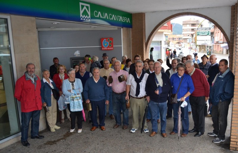 Nueva protesta de medio centenar de personas en el centro de la localidad