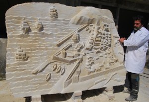 Salvador García Ceballos junto a su obra