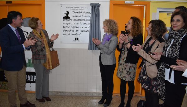 Inauguración de la placa dedicada a María Telo