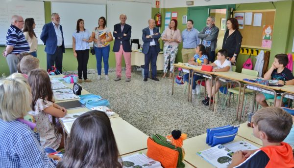 Autoridades en una de las aulas del Pero Niño