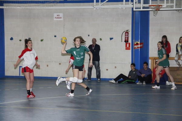 El cadete femenino del Balonmano Corrales Delasalle celebra su victoria en el XXII Torneo Nacional