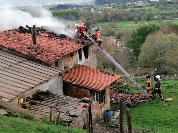 Actuación de los bomberos en Mata