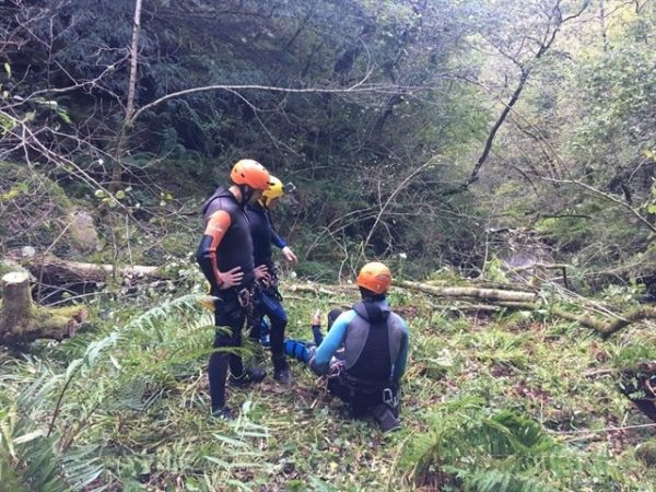 Mujer rescatada en Bárcena por el 112 mientras hacía barranquismo