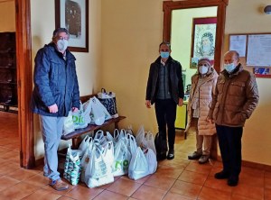 Argumosa y Conde en la entrega de alimentos a Cáritas