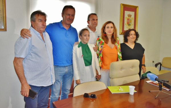 Verónica Mantecón acompañada de sus concejales y los diputados Paula Fernández y Guillermo Blanco