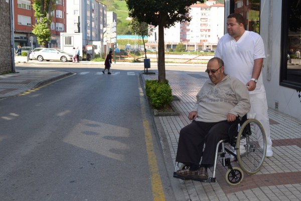 Acera rebajada en una calle de Los Corrales de Buelna.