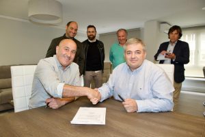 El presidente de la federación, José Ángel Peláez, y el alcalde de Cartes, Agustín Molleda