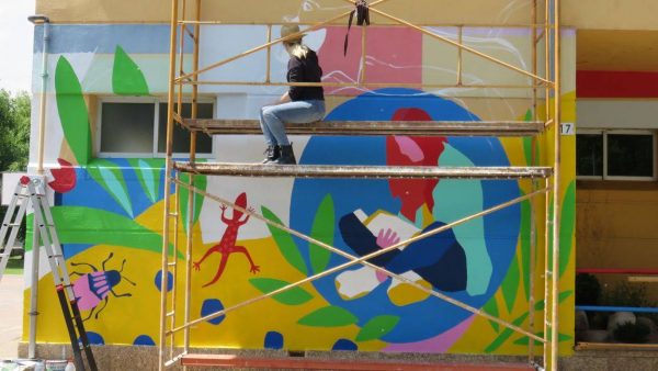 El mural es la cara más visible del colegio.