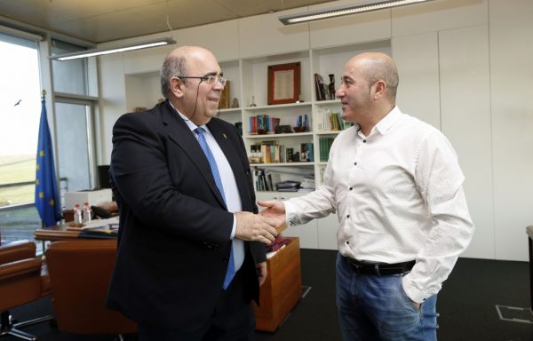 Jesús Oria también se ha comprometido con el alcalde de Cartes a mejorar un camino rural en el barrio de Cohicillos