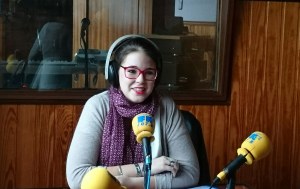 Almudena en los estudios de Radio Valle de Buelna.
