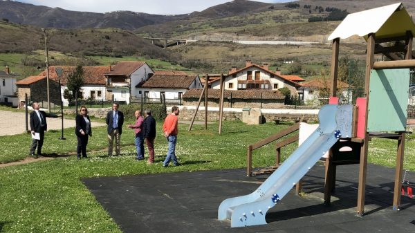 Visita del consejero a Bárcena de Pie de Concha
