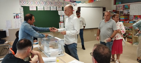 Julio Arranz votando en Los Corrales