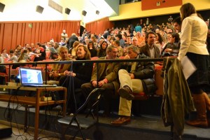 El Teatro Municipal de Los Corrales de Buelna se llenó en una gala a favor de la entidad