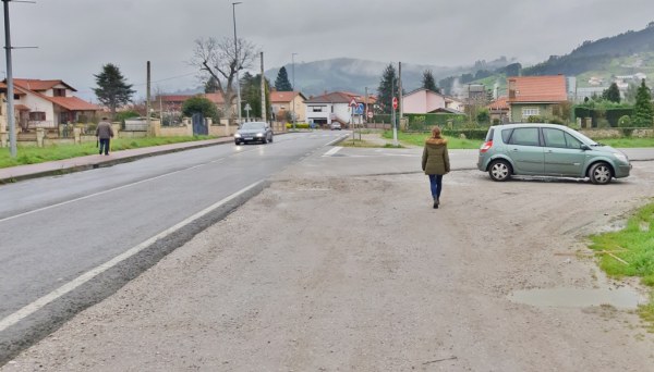 Calles Galicia y los Pedriscos, el acceso principal al municipio desde la Autovía de la Meseta