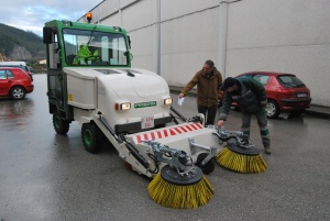 Espinosa examinando la nueva barredora