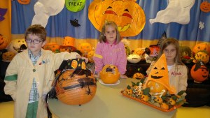 Ganadores del concurso con sus calabazas.