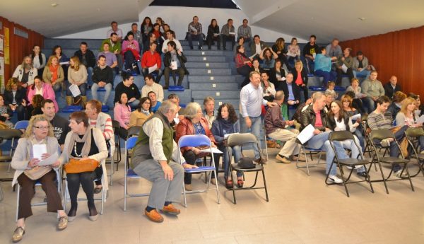 Óscar del Val entre los miembros de la asamblea de Guerras Cántabras