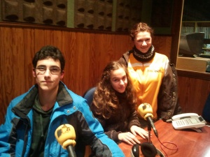 Los atletas Cristina, Lara y Santiago en La Farola