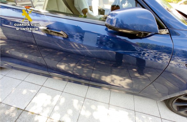 Uno de los coches rayados.