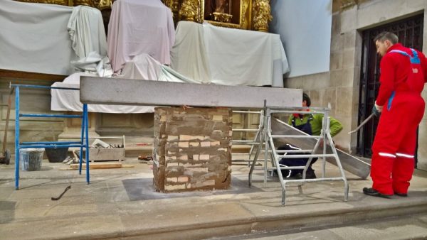 Obras en el altar del templo
