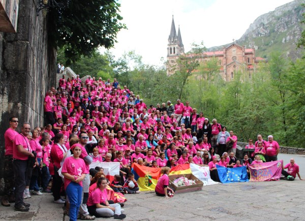 Los participantes posan con la basílica de Covadonga de fondo.