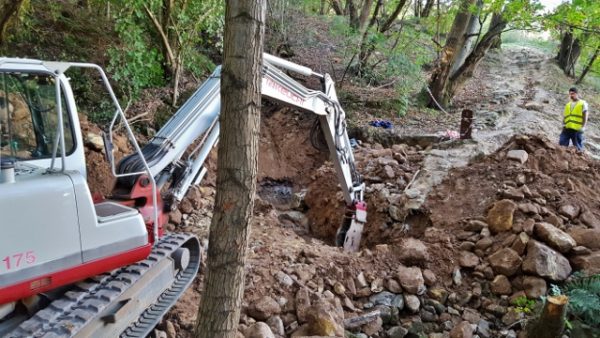 Comienzan las obras de recomposición de la calzada que atraviesa el bosque Fresneda, dañada por el temporal de marzo de 2015