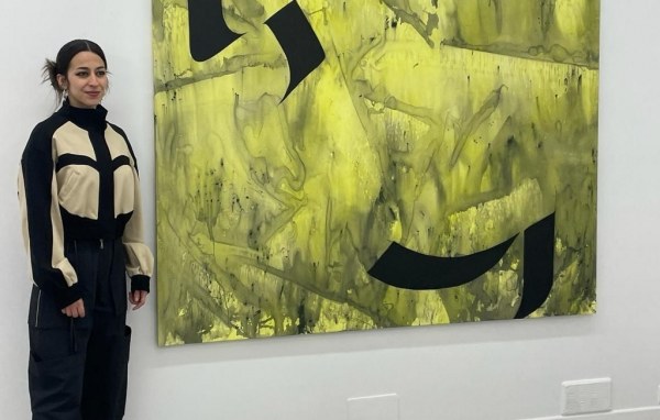Raquel del Val ante uno de sus cuadros