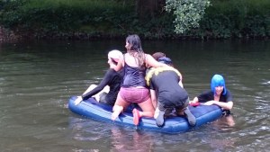 Una de las tripulaciones sobre un colchón hinchable.