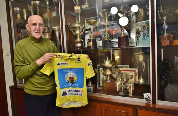 José Antonio González Linares en su sala de trofeos