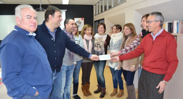 Momento de entrega del cheque