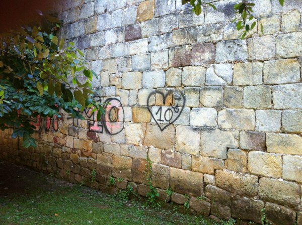 Algunos de los grafitis en Los Torreones