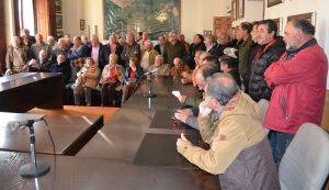 Trabajadores de Authi en la reunión en el Ayuntamiento