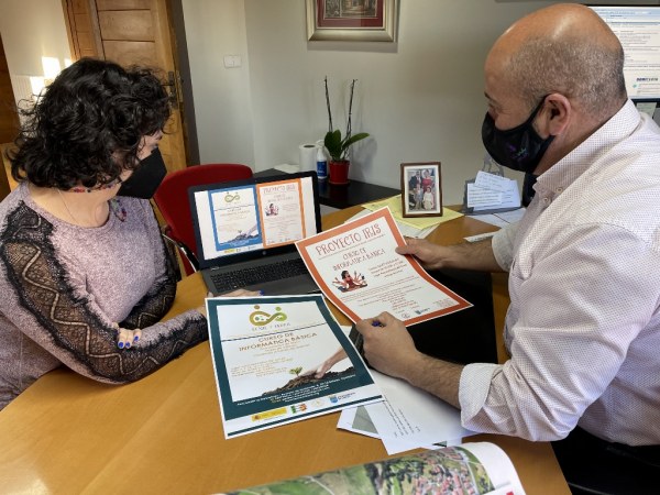 Lorena Cueto y Agustín Molleda con los carteles que anuncian ambos cursos formativos