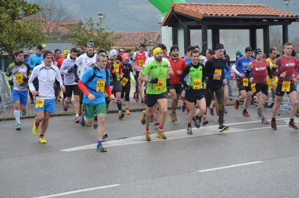 Salida de los corredores trail con Iván Martínez en el centro. (Foto Fraile)