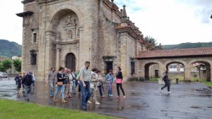 Una veintena de personas participaron en la primera visita guiada