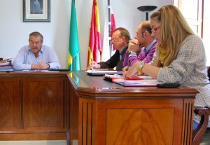 Agustín Saiz junto a la oposición, a la derecha