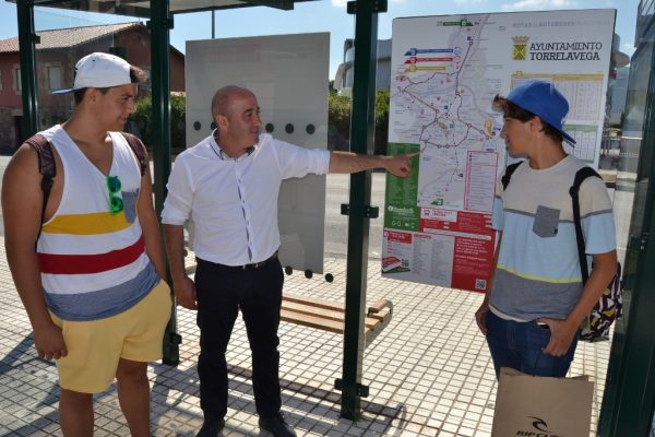 Agustín Molleda, nuevo alcalde de Cartes en una marquesina de Santiago